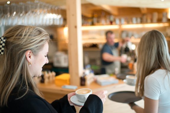 Zwei Frauen die Kaffeetrinken