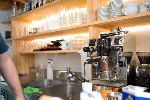 Siebträgermaschine in Kaffeeküche