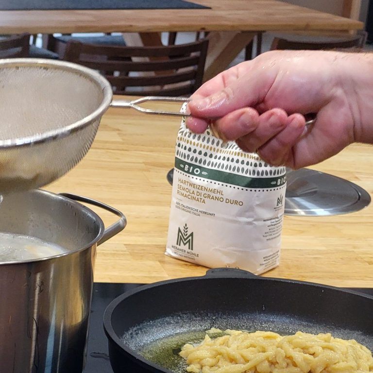 Frisch geschnittene Frühlingszwiebeln auf einem Holzbrett.