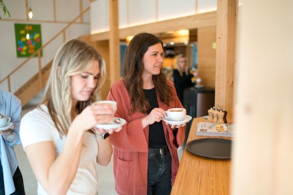 Zwei Frauen an der Kaffeetheke